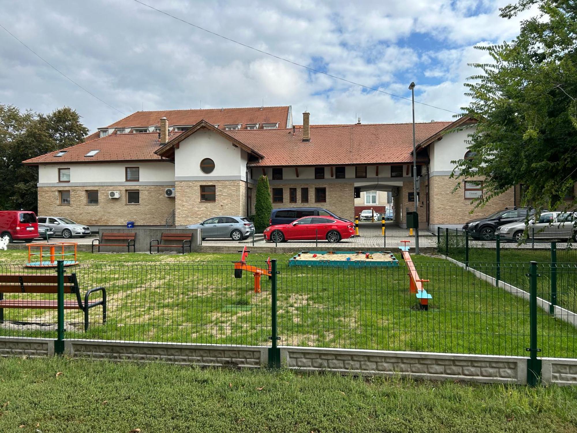 Konde Apartments B Дунайска-Стреда Экстерьер фото